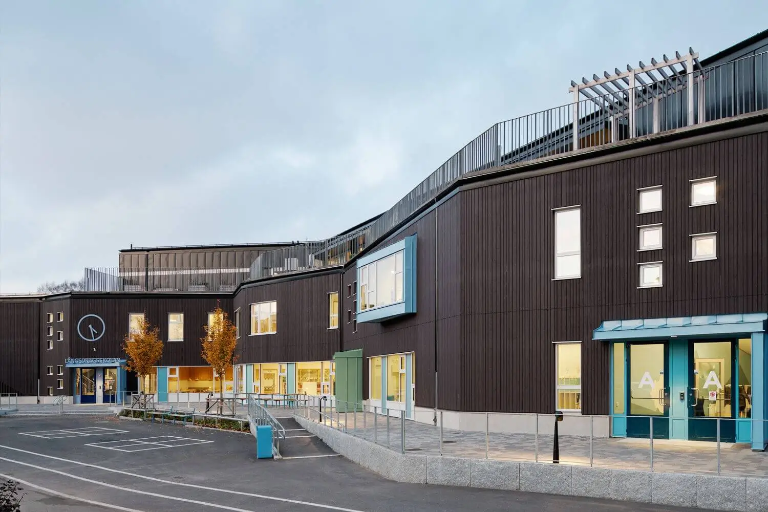 Långedragsskolan under byggnation – montage av väggar och fasad